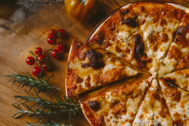 Pokrojona pizza na ciemnym tle