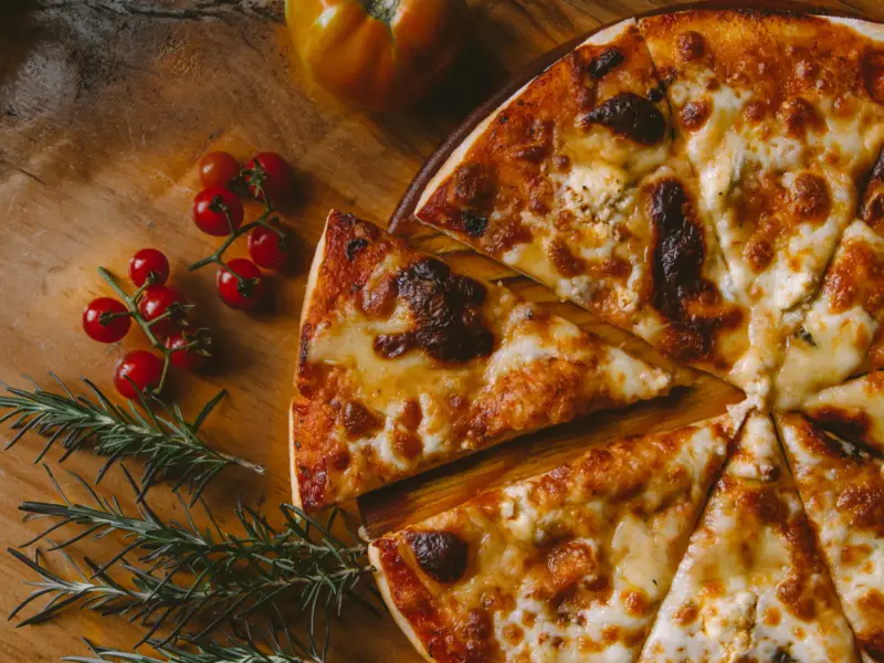 Pokrojona pizza na ciemnym tle
