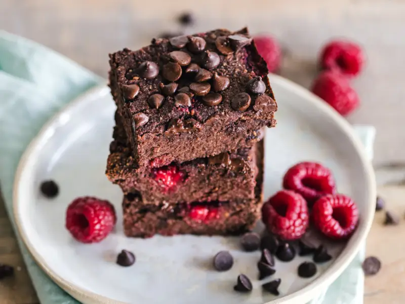 Kawałki brownie polane czekoladą