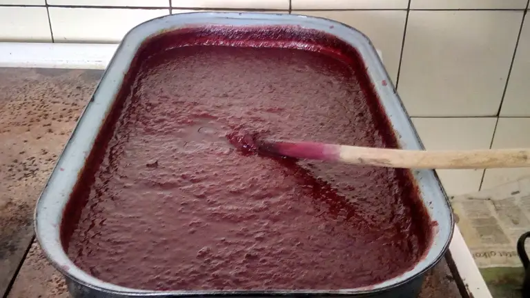 Gęsty, ciemny krem ze śliwek węgierek