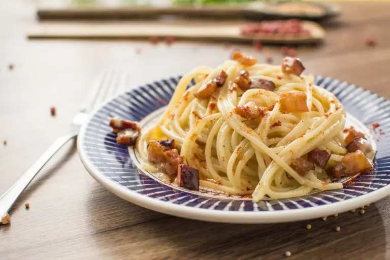 Spaghetti carbonara z guanciale i pecorino