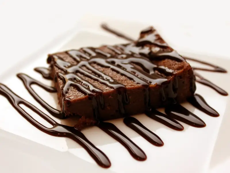 Kawałki brownie polane czekoladą