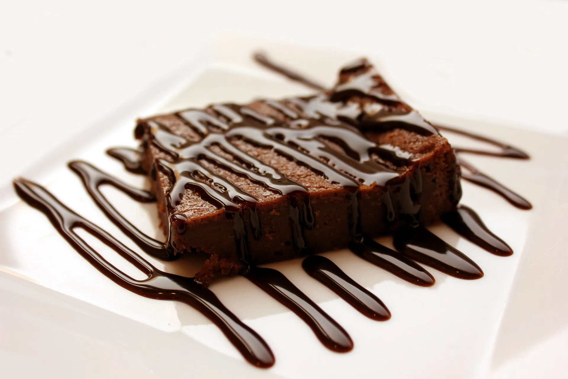 Kawałki brownie polane czekoladą