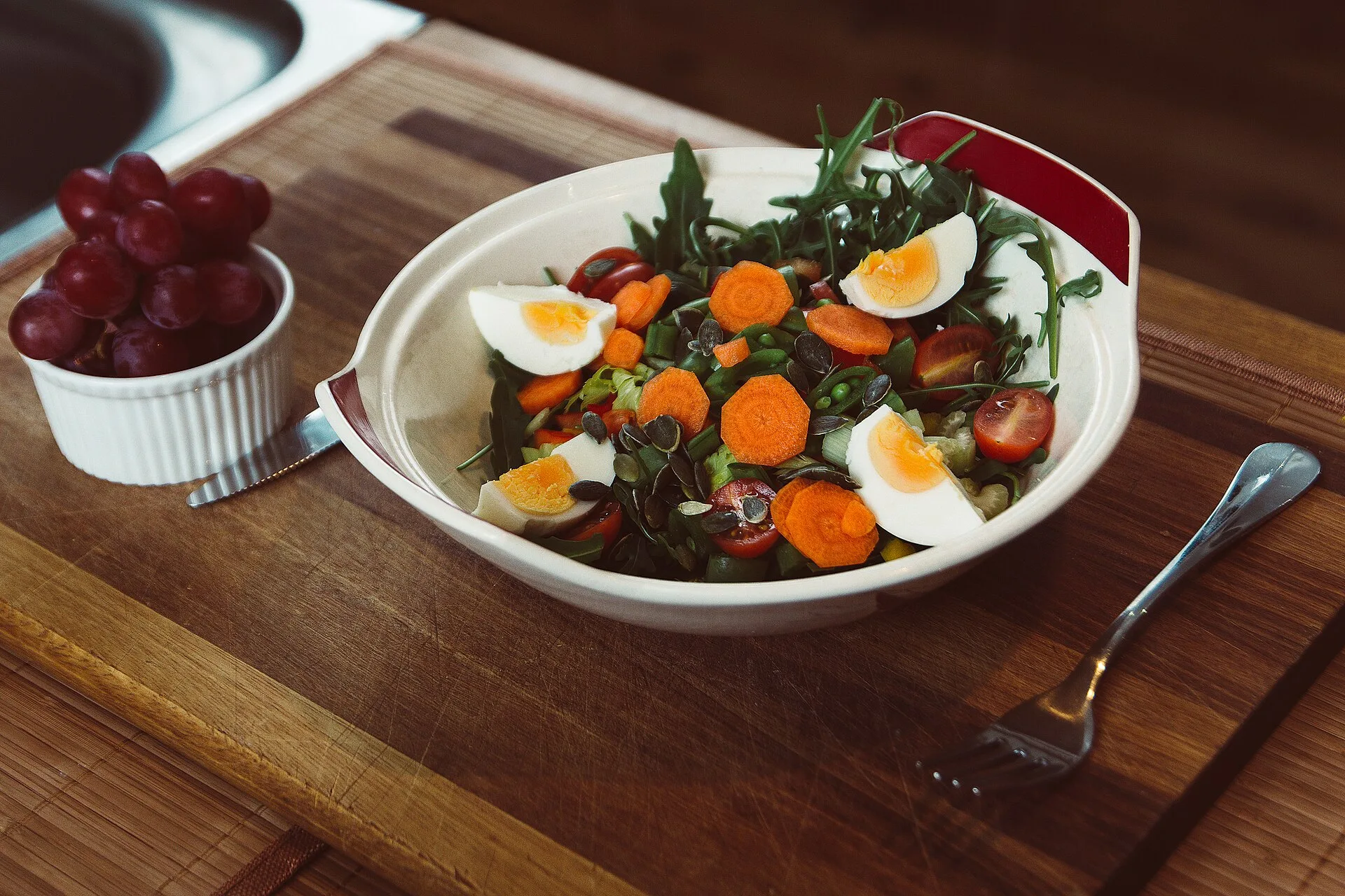 Miska sałatki z jajkiem i marchewką