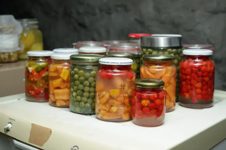 Złote ogórki curry z gorczycą w szklanej misce