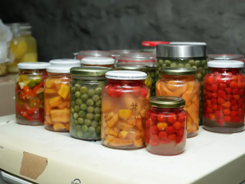 Złote ogórki curry z gorczycą w szklanej misce
