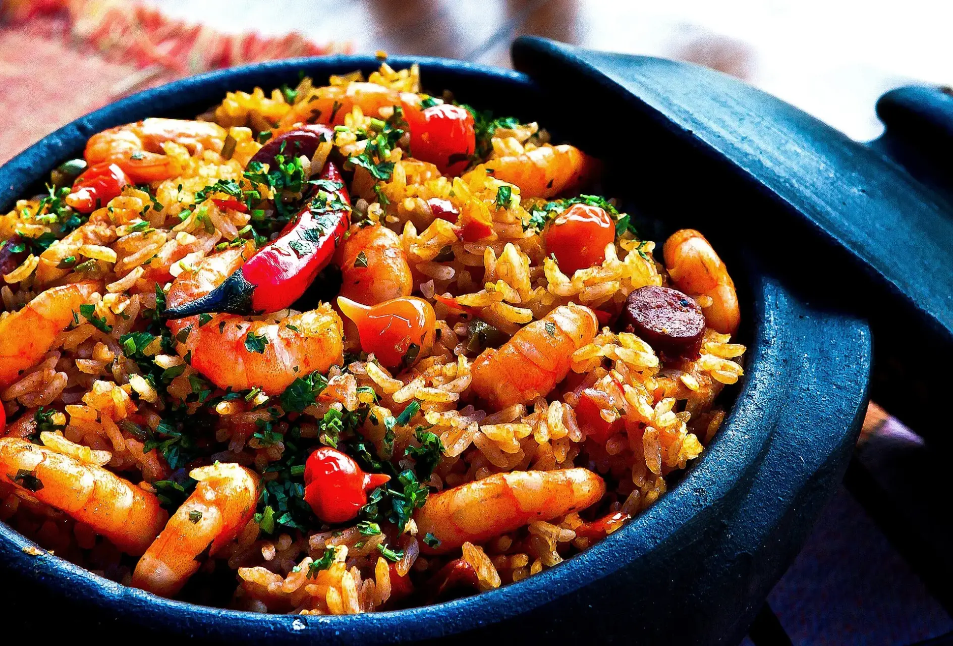 Paella z krewetkami w żeliwnej patelni