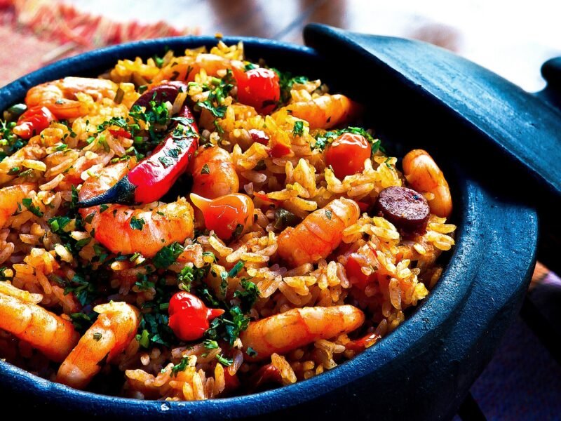 Paella z krewetkami w żeliwnej patelni