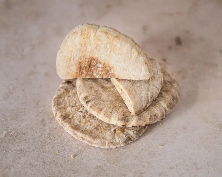 Domowe chlebki pita w koszyku