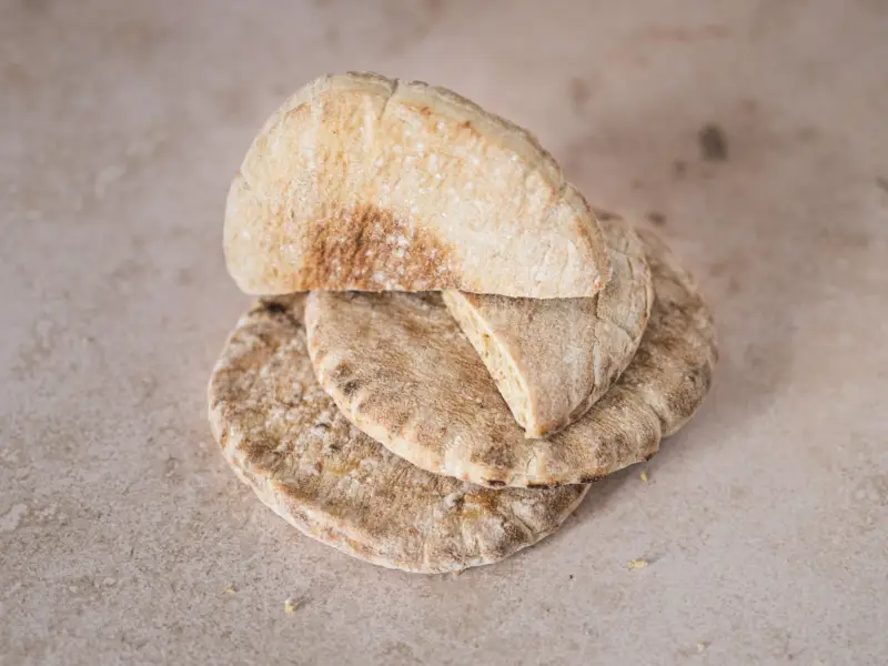 Domowe chlebki pita w koszyku