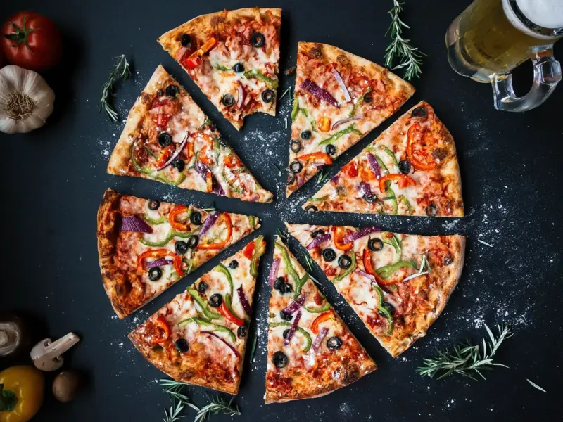 Pokrojona pizza na ciemnym tle