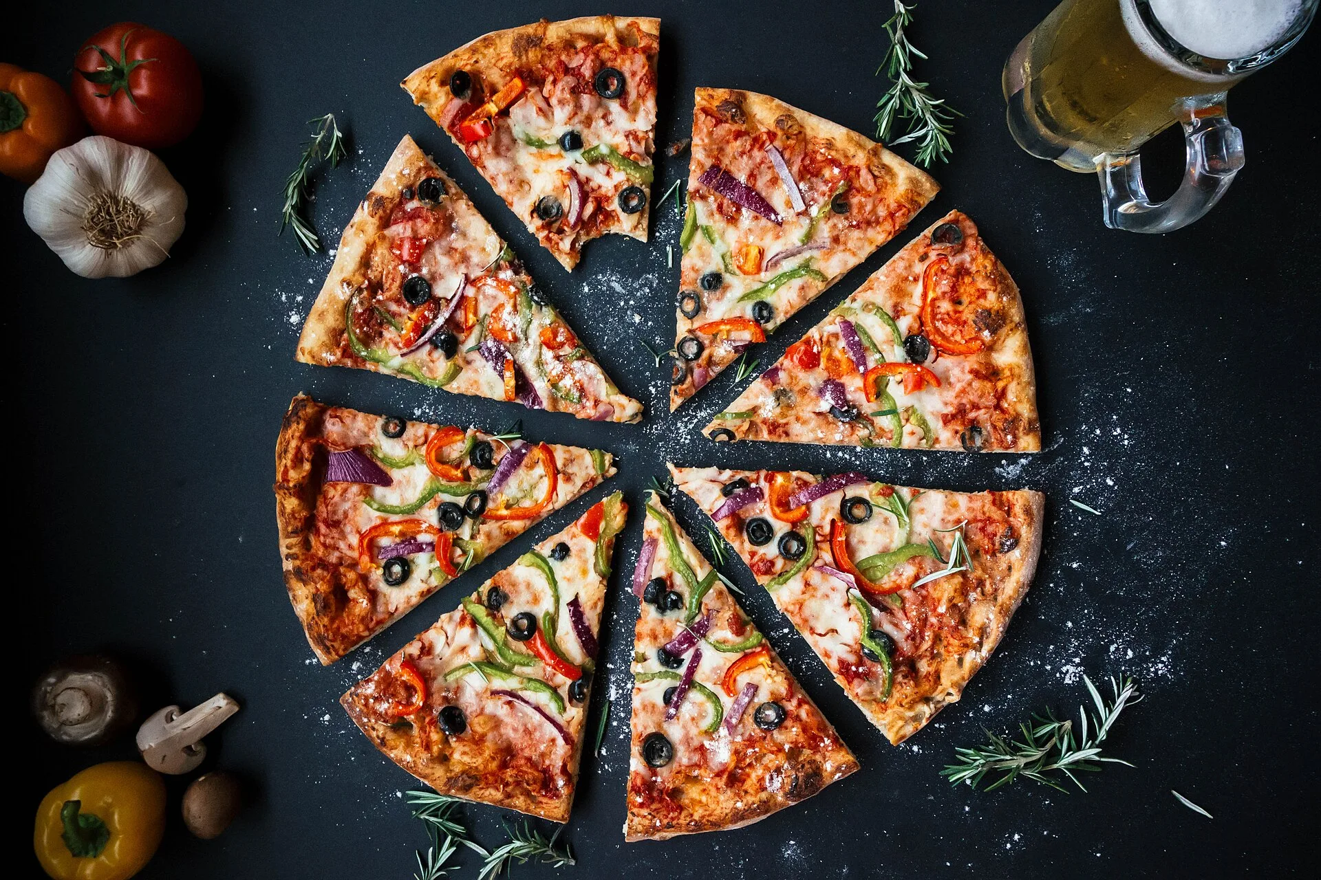 Pokrojona pizza na ciemnym tle