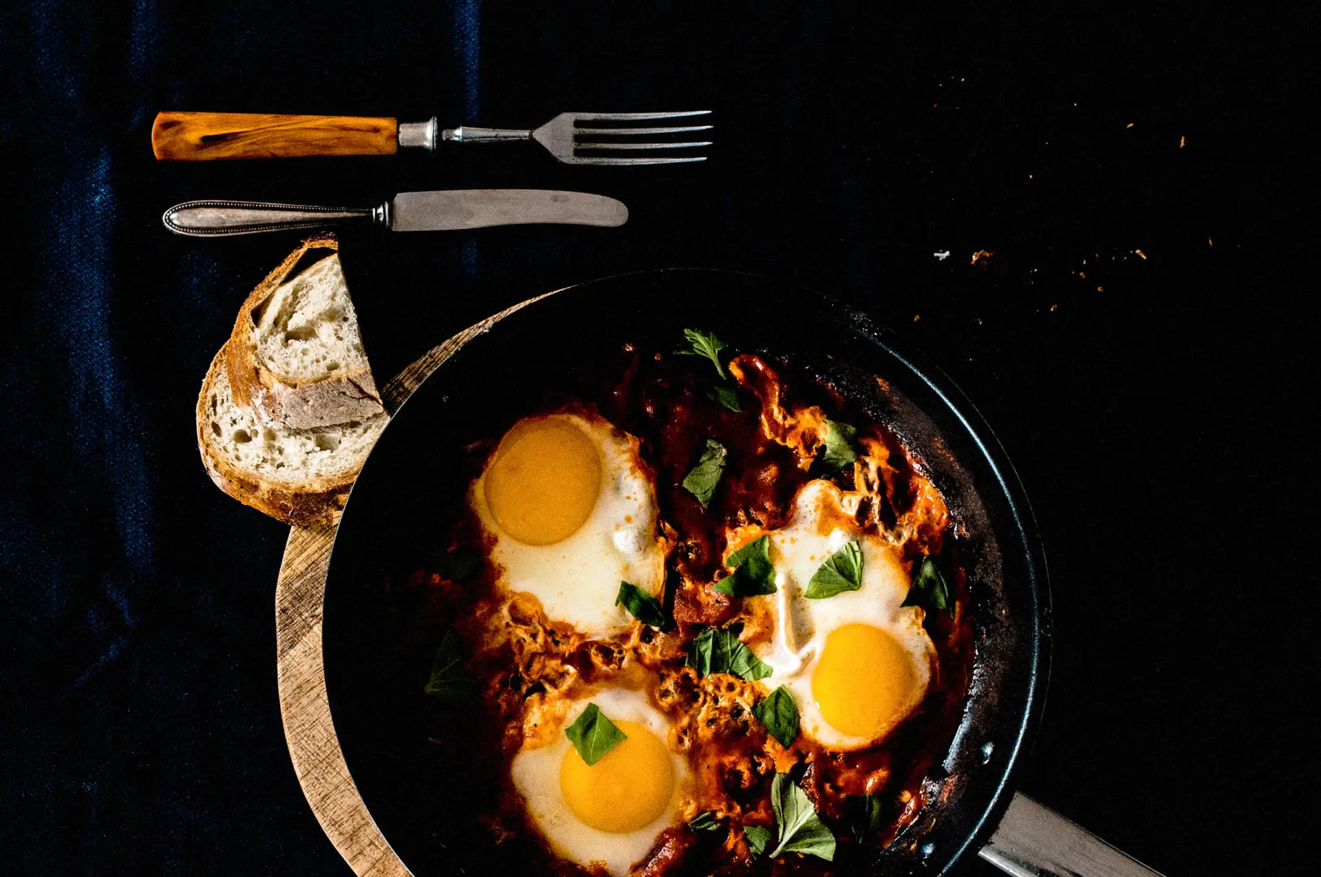 Shakshuka na patelni, jajka zapieczone w gęstym sosie pomidorowym z papryką