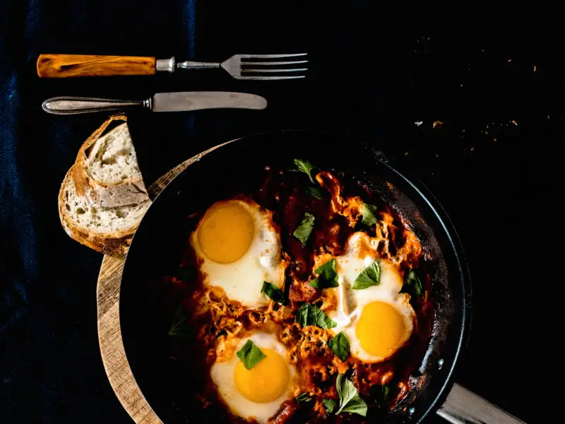 Shakshuka na patelni, jajka zapieczone w gęstym sosie pomidorowym z papryką