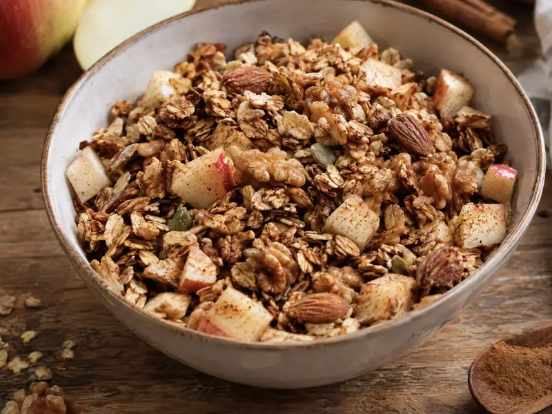 Granola z jabłkiem i cynamonem bez cukru, chrupiąca z piekarnika