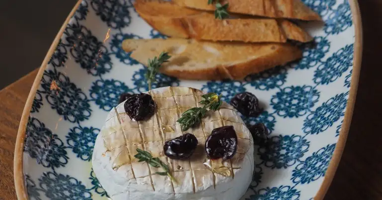 Camembert z piekarnika z miodem i orzechami