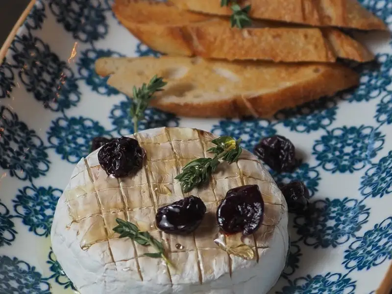 Camembert z piekarnika z miodem i orzechami