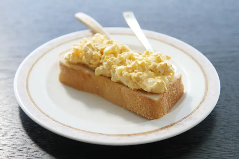 Pasta jajeczna ze szczypiorkiem na kromce chleba