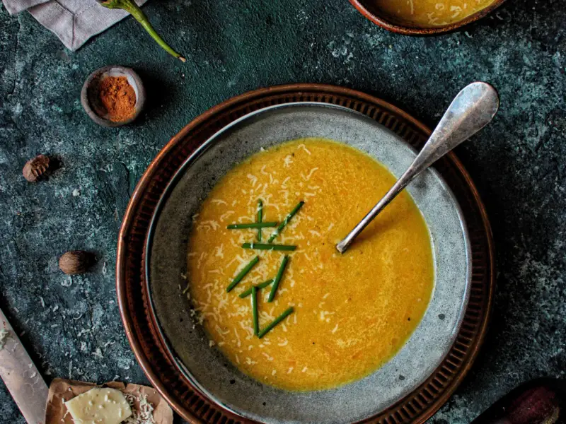 Zupa krem z batatów z curry i mleczkiem kokosowym