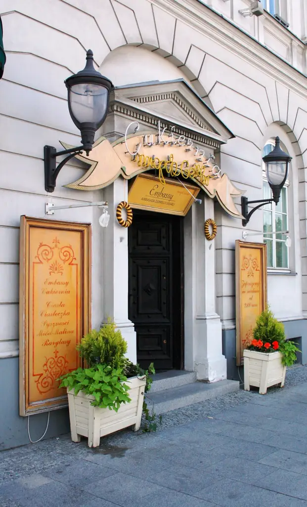 Wejście do restauracji Ale Gloria Magdy Gessler przy placu Trzech Krzyży w Warszawie
