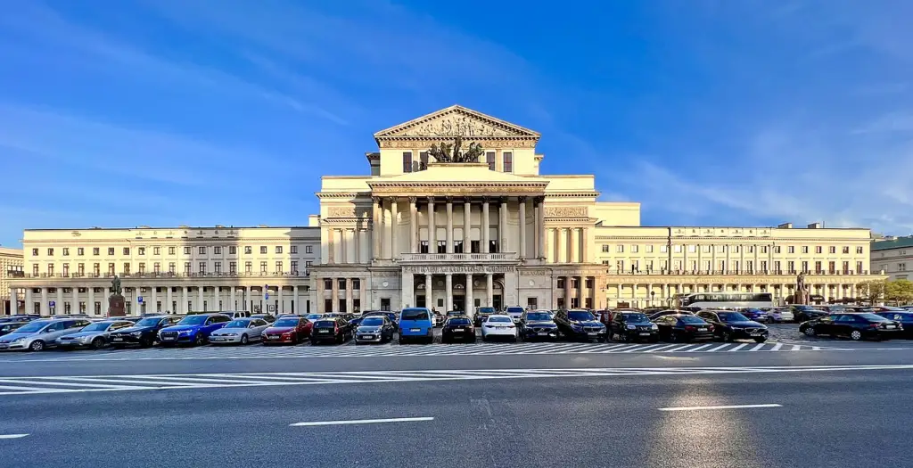 Klasycystyczna fasada Teatru Wielkiego, Opery Narodowej w Warszawie z kolumnadą i kwadrygą na dachu, widok od placu Teatralnego