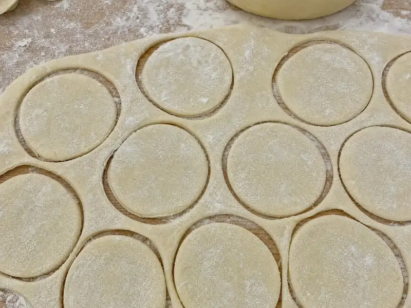 Ciasto na uszka i pierogi wigilijne, elastyczne i niepękające